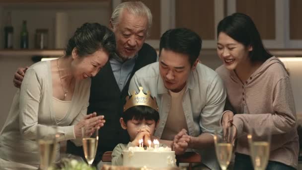 Három Generációs Ázsiai Család Ünnepli Kisfiú Születésnapját Otthon — Stock videók