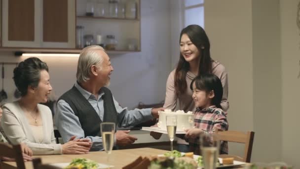 Küçük Asyalı Kız Evlilik Yıldönümlerini Kutlamak Için Büyükanne Büyükbabaya Pasta — Stok video