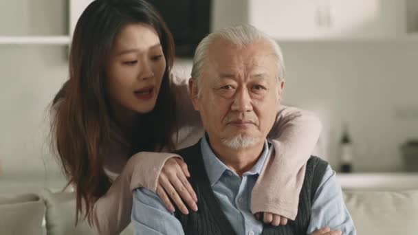 Young Asian Adult Daughter Consoling Sad Unhappy Senior Father Home — Vídeo de stock