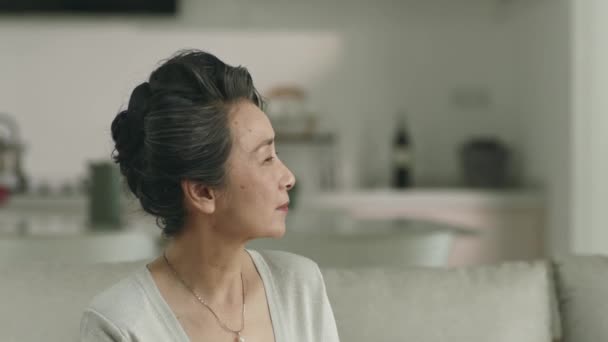 Азіатська Доросла Дочка Розмовляє Заспокоює Сумну Нещасну Матір Вдома — стокове відео