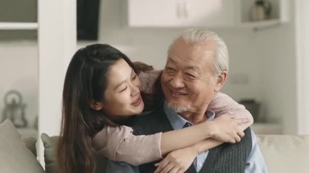 Azji Dorosłych Córka Czatuje Starszy Ojciec Ramiona Wokół Ramienia — Wideo stockowe