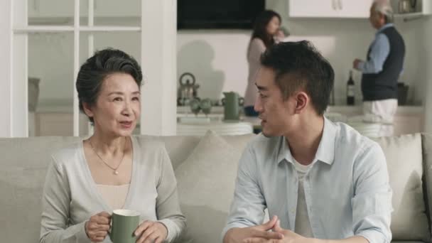 Молодий Азіатський Син Розмовляє Старшою Матір Коли Дружина Спілкується Батьком — стокове відео