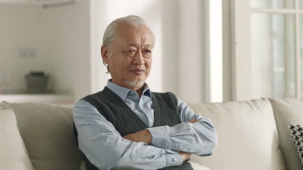 Starszy Azji Człowiek Siedzi Kanapie Domu Patrząc Smutny Nieszczęśliwy — Wideo stockowe