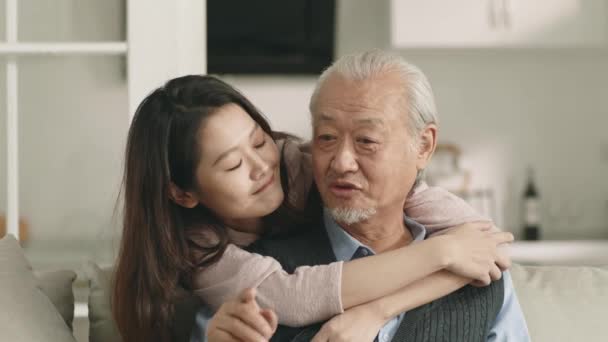 Young Asian Adult Daughter Having Pleasant Conversation Senior Father Home — Vídeo de Stock