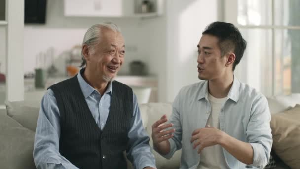 Azji Starszy Ojciec Dorosły Syn Siedzi Kanapie Salonie Przyjemnej Rozmowy — Wideo stockowe