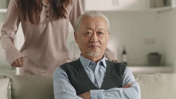 年轻的亚裔爱心和爱心的成年女儿在家里安慰悲伤的年长父亲 — 图库视频影像