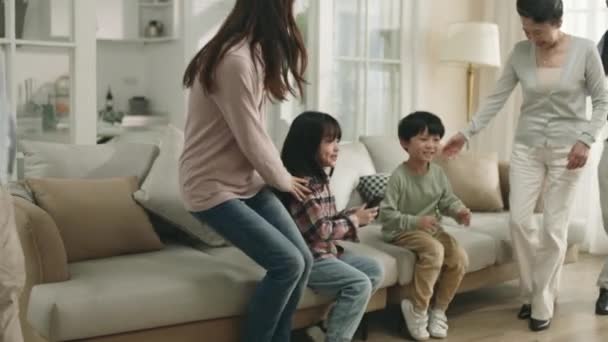 Trzy Pokolenia Azjatyckie Rodzina Siedzi Kanapie Oglądając Telewizję Razem Domu — Wideo stockowe