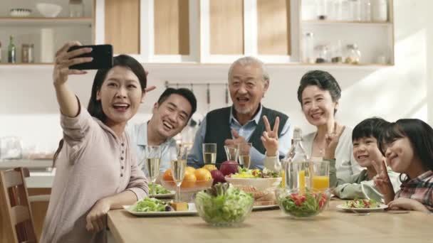 Wielopokoleniowa Azjatycka Rodzina Robi Sobie Selfie Jedząc Razem Posiłek Domu — Wideo stockowe