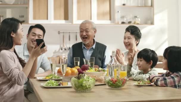 Szczęśliwy Trzy Pokolenia Azji Rodzina Korzystających Czas Razem Podczas Posiłku — Wideo stockowe