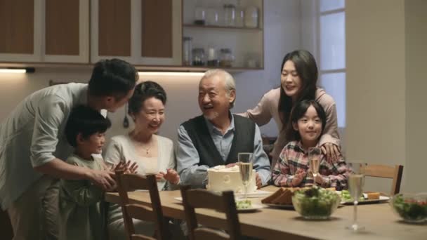Kuşak Asyalı Aile Büyükannenle Büyükbabanın Evlilik Yıldönümünü Kutlarken Grup Fotoğrafı — Stok video
