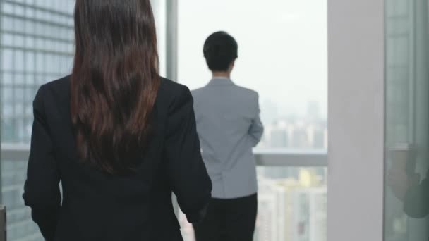 Młody Azji Biznes Kobieta Chodzenie Górę Okna Wręczanie Kolega Filiżanka — Wideo stockowe
