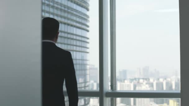 Азіатський Бізнесмен Піднімається Вікна Дивлячись Місто Офісі — стокове відео
