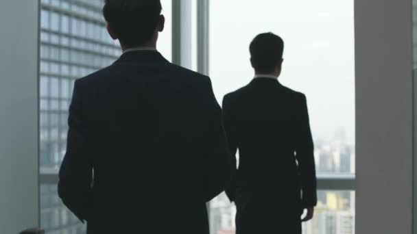 Młody Azji Biznes Człowiek Chodzenie Górę Okno Wręczanie Kolega Filiżanka — Wideo stockowe