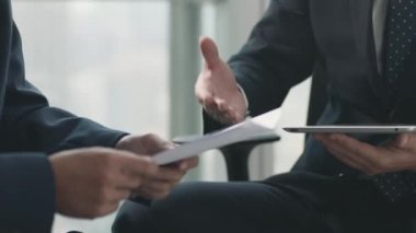 İki iş adamının ofiste el sıkışırken yakın plan çekimleri.