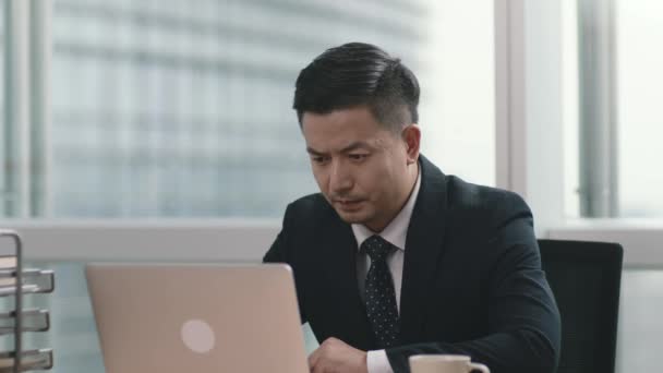 Exitoso Asiático Hombre Negocios Trabajando Oficina Mirando Portátil Ordenador — Vídeo de stock
