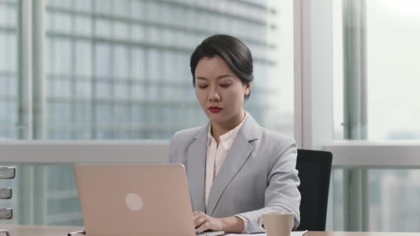 Dizüstü Bilgisayar Kullanan Ofisinde Çalışan Genç Asya Kadın — Stok video