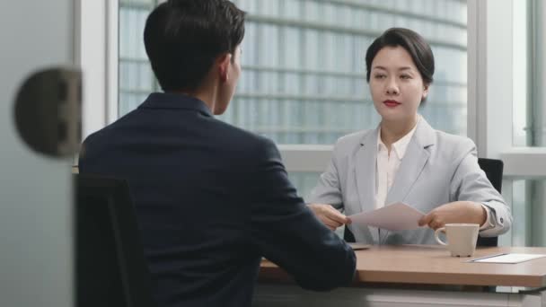 Азіатський Бізнесмен Жінка Сидячи Сучасному Офісі Обговорюють — стокове відео