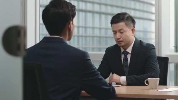 Asiatiske Bedriftsledere Som Diskuterer Forretninger Moderne Kontor – stockvideo