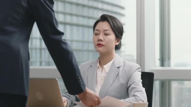Азиатская Бизнес Женщина Менеджер Подписывает Форму Современном Офисе — стоковое видео
