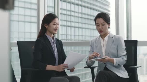 Équipe Gens Affaires Asiatiques Travaillant Ensemble Dans Bureau Moderne — Video