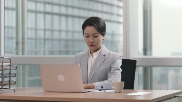 Młody Azji Kobieta Menedżer Siedzi Biurko Biuro Działa Pomocą Laptopa — Wideo stockowe
