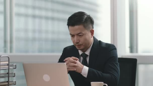 Asiatisk Affärsman Sitter Vid Skrivbordet Moderna Kontor Arbetar Med Bärbar — Stockvideo