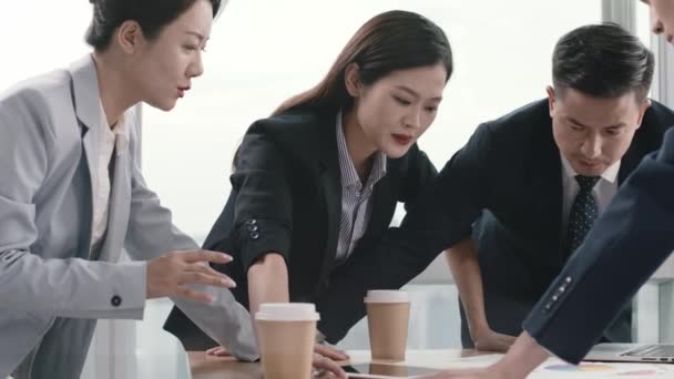 Team Asiatischer Führungskräfte Trifft Sich Büro Und Diskutiert Geschäfte — Stockvideo