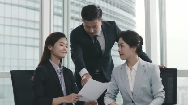 アジアの企業関係者がオフィスでビジネスについて話し合い — ストック動画