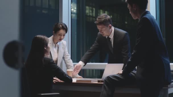 Zespół Azjatyckich Ludzi Biznesu Mężczyźni Kobiety Pracujący Późna Spotkanie Biurze — Wideo stockowe