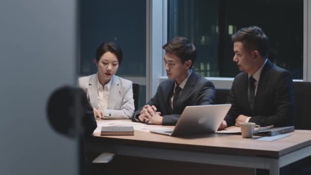 Zespół Azjatyckich Ludzi Biznesu Mężczyźni Kobiety Pracujący Późna Spotkanie Biurze — Wideo stockowe