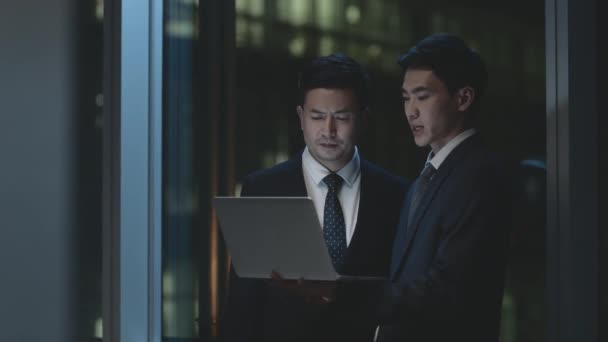 Zwei Asiatische Geschäftsleute Arbeiten Spät Zusammen Büro Mit Laptop Computer — Stockvideo