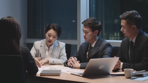 Team Asiatiska Företagsledare Som Arbetar Sent Tillsammans Möte Diskuterar Affärer — Stockvideo