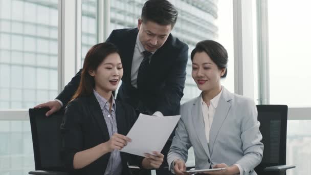 Equipe Asiáticos Empresários Reunião Escritório Discutir Planos Negócios — Vídeo de Stock