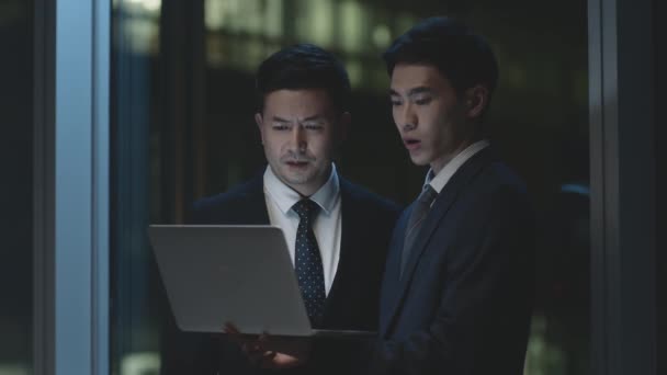 Dva Asijské Obchodní Muži Pracují Pozdě Spolu Kanceláři Pomocí Notebooku — Stock video