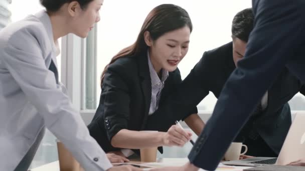 Команда Азиатских Бизнесменов Работающих Вместе Офисе Анализируя Данные Обсуждая Бизнес — стоковое видео