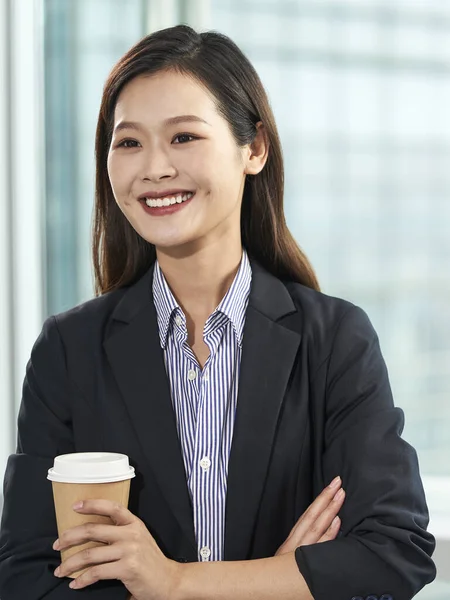 Porträt Einer Jungen Asiatischen Geschäftsfrau Glücklich Und Lächelnd — Stockfoto