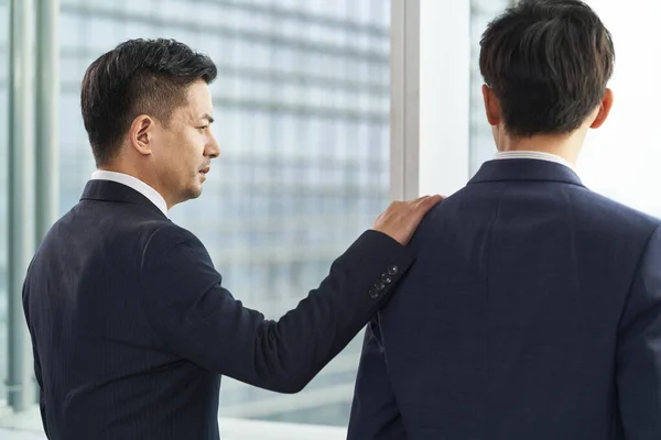 Dois Asiáticos Homens Negócios Pela Janela Conversando Falando — Fotografia de Stock