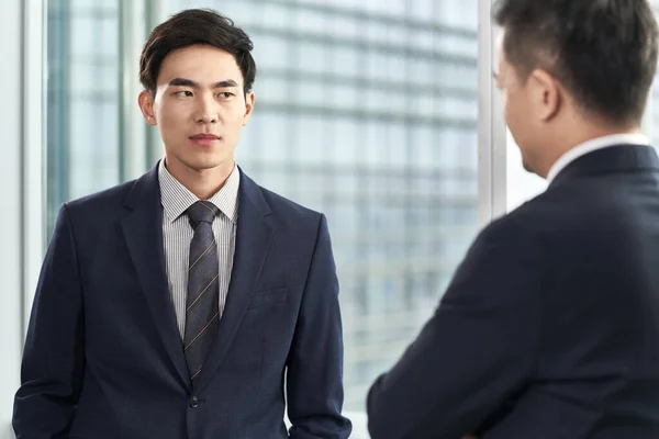 Dois Asiáticos Homens Negócios Pela Janela Conversando Falando — Fotografia de Stock