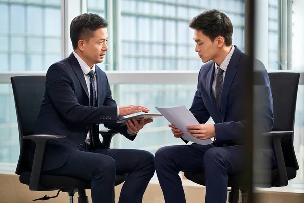 Twee Aziatische Zakenlieden Zitten Stoelen Door Het Raam Bespreken Business — Stockfoto
