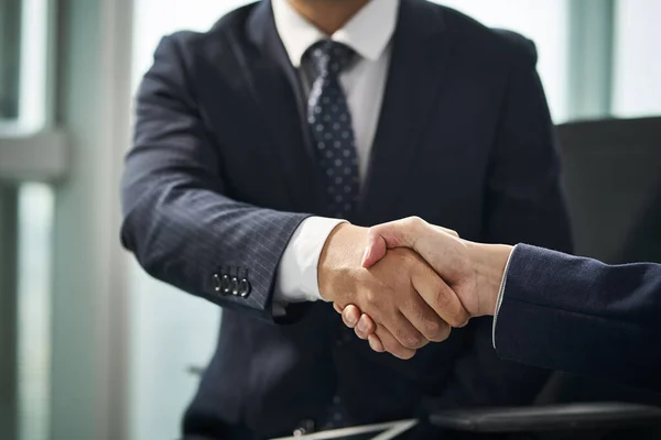 Close Shot Two Asian Business People Sitting Chairs Shaking Hands — Stock Photo, Image