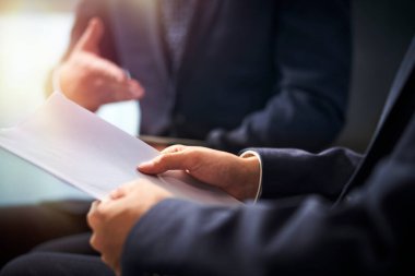 ofiste iş tartışan iki Asya kurumsal Yöneticiler