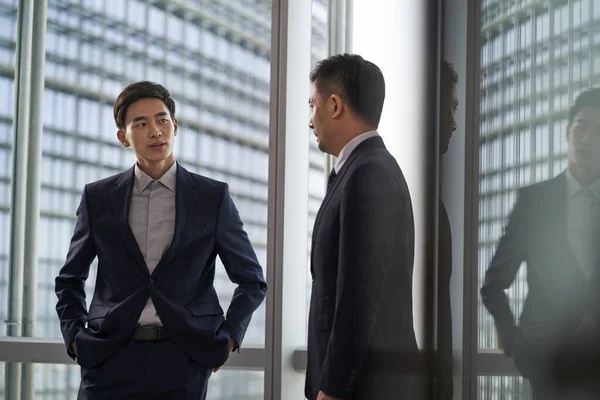 Két Ázsiai Üzletember Kolléga Áll Ablaknál Beszélgető Beszélgetés Közben Nézi — Stock Fotó