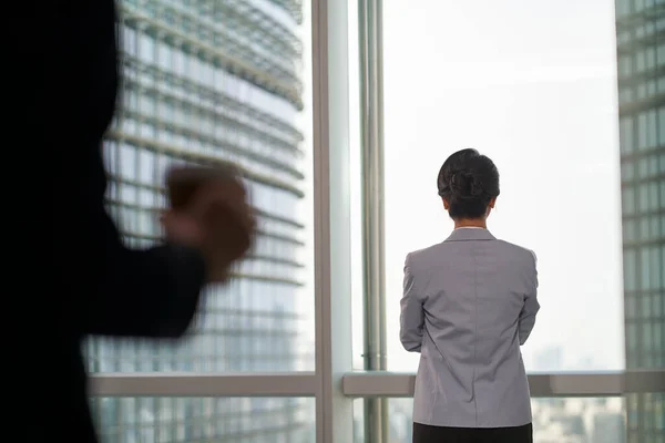 Πίσω Όψη Της Ασιατικής Επιχειρηματικής Γυναίκας Στέκεται Δίπλα Στο Παράθυρο — Φωτογραφία Αρχείου