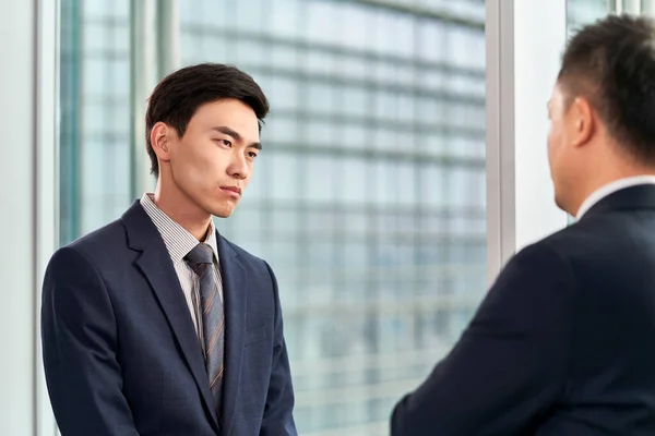 Dva Asijští Podnikatelé Stojící Okna Moderní Kanceláři Diskutující Rozhovor Boční — Stock fotografie