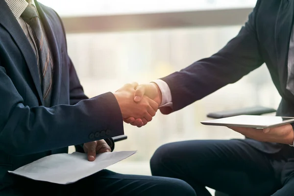 2人のアジア人ビジネスパートナーチームメイトが握手を交わしてオフィスに座り — ストック写真