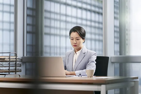 Joven Asiático Negocios Mujer Trabajando Moderno Oficina Usando Laptop Ordenador — Foto de Stock
