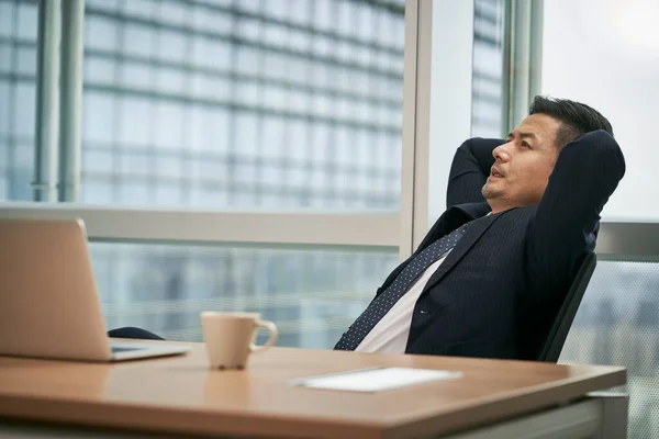 Asiatischer Geschäftsmann Lehnt Sich Bürostuhl Zurück Und Denkt Mit Den — Stockfoto