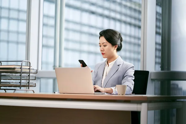 Joven Asiático Mujer Negocios Trabajando Moderno Oficina Usando Portátil Ordenador — Foto de Stock