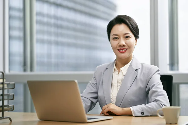 Úspěšná Mladá Asijská Podnikatelka Pracující Moderní Kanceláři Pomocí Notebooku — Stock fotografie