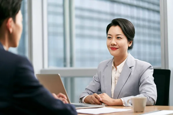 Jovem Ásia Empresária Feminino Gerente Sentado Mesa Falando Com Masculino — Fotografia de Stock